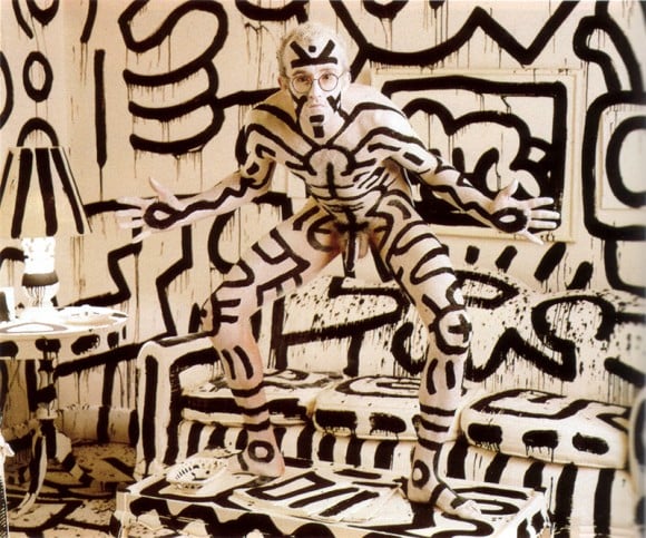 El artista visual Keith Haring tres años antes de su muerte. En esta fotografía tomada en 1987 Haring se mimetiza con espacio que simulando ser uno de sus cuadros.