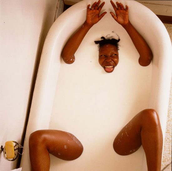 La actriz Whoopi Goldberg en una bañera llena de leche en 1984.