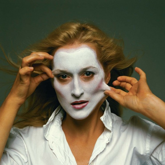 Durante esta época la actriz Meryl Streep acababa de conseguir una nominación a los Oscar con su primer papel protagónico pero no se sentía cómoda con toda la atención que estaba generando. Al entrar al estudio de Leibovitz encontró libros de clowns y un maquillaje blanco, así que quiso convertirse en un mimo.   La fotografía fue portada de la revista Rolling Stone en 1981.