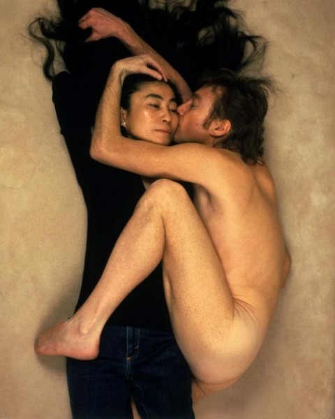 El cantante de los Beatles John Lennon abrazando a su esposa Yoko Ono el 8 de diciembre de 1980 en su apartamento de Nueva York horas antes de su muerte. Portada de la revista Rolling Stone en enero de 1981.