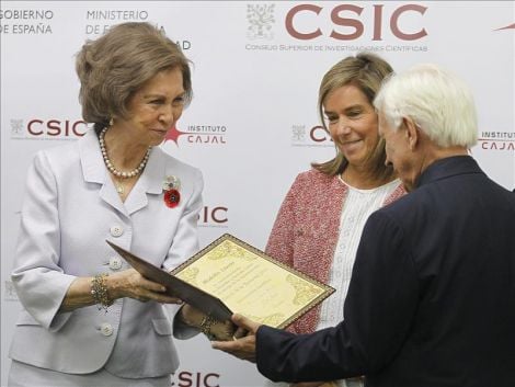 La Reina Sofía de España le entregó el IV Diploma Cajal por su contribución a las neurociencias y sus aportaciones al conocimiento del funcionamiento cerebral.