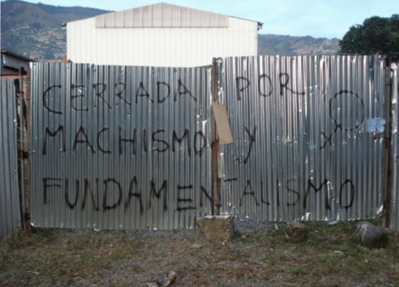 En el 2008 comenzó un proyecto parecido al de los Centros de Servicio Amigables en la ciudad Medellín, pero la Procuradora delegada para la Mujer, la familia y la adolescencia, Ilva Myriam Hoyos, intervino para que el proyecto no prosperara por considerar que incentivaba la práctica del aborto. 