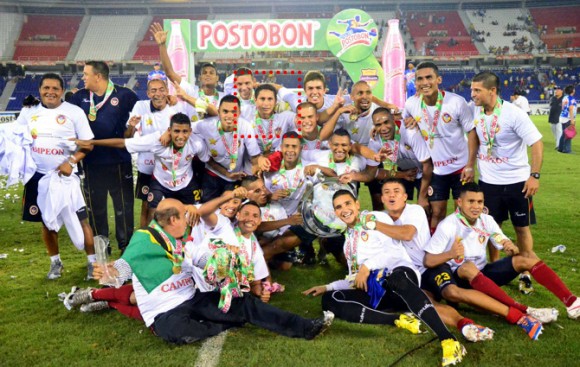 Orlando Niebles, capitán del equipo y quien se ve en la foto luciendo la camiseta de dedicatoria a Silvia Gette, ha ido a visitarla a la cárcel de El Buen Pastor en Bogotá, al menos en tres ocasiones. Gette es acusada del homicidio del ganadero Fernando Cepeda. 