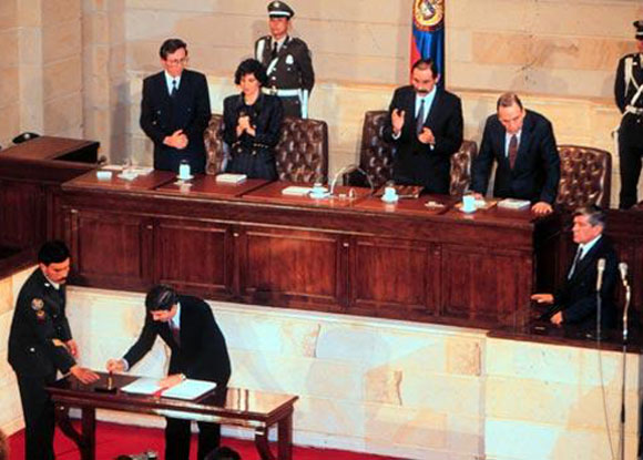 Cesar Gaviria como presidente de la República, durante la firma de la Constitución de 1991.
