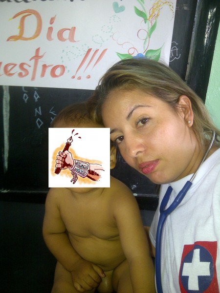 Esta imagen de la falsa pediatra fue tomada en una de las brigadas médicas en el Cauca.