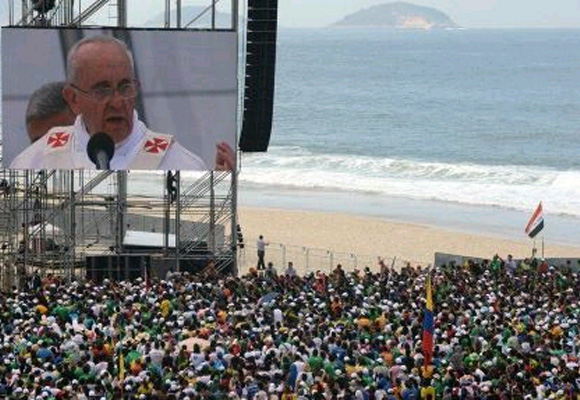 Cerca de 3 millones de personas se dieron cita en las Playas de Copacabana para escuchar al Papa durante la misa dominical que ofreció en su visita al Brasil. FOTO: Noticias MSN.