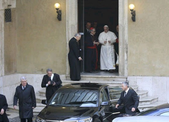 El Papa Francisco dejo a un lado este lujoso Mercedes Benz, para desplazarse en un Ford, Focus.