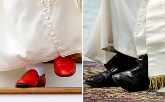 El Papa Francisco conservó sus viejos zapatos y se negó a estrenar los costosos zapatos rojos que manda la tradición papal.