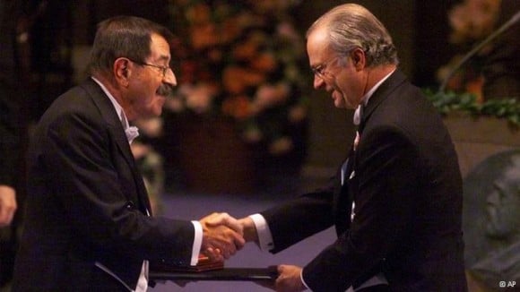 Tal vez su mejor aÃ±o fue 1999, cuando recibiÃ³ los galardones de Premio Nobel de Literatura y el Premio PrÃ­ncipe de Asturias de las Letras.