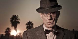 “Soy el mejor novelista del mundo”: James Ellroy - -- Las2orillas Ellroy escribió el libro My Dark Places, basado en los recuerdos de la muerte de su madre, quien misteriosamente fue asesinada.