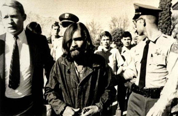 Charles Manson es apresado por la policía. Foto www.fotogramas.es