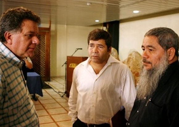 El comisionado de paz del gobierno Uribe, Luis Carlos Restrepo, con Juan Carlos Cuellar y Francisco Galán durante un encuentro en La Habana en el mes de octubre de 2006.