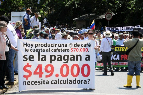 En la bonanza de 1975 se pagaba una carga de café – que equivale a 125 kilos, a diez millones de pesos de hoy, y  en la actualidad no pasa de los quinientos mil. Foto: La Patria