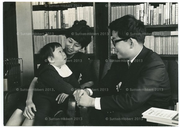 Kenzaburo Oé junto a su esposa e hijo c. 1935 en Tokio. 