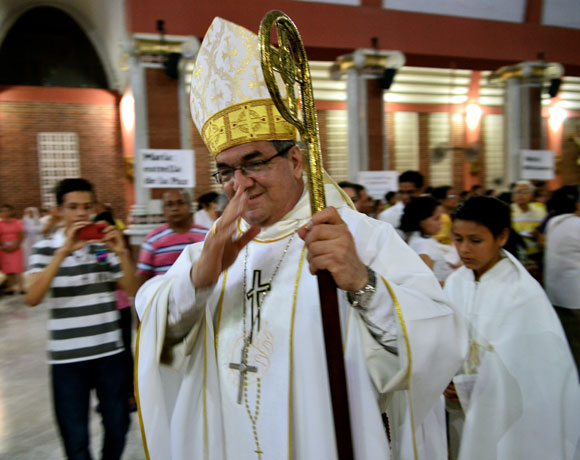 Monseñor Gómez Serna se puso su mitra para dar la misa en la Catedral La Inmaculada de Barrancabermeja 