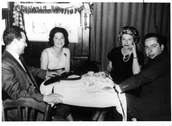 Última foto conocida de Jorge Gaitán Durán, junto a Juan Liscano, Carmen Cardenas Gómez y Rosemarie Howe en Paris pocas semanas antes de morir en Guadalupe. 