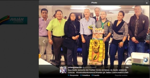 Entrega “Voto Ambiental” a Julián Gutiérrez Botero, por miembros de Partido Verde Caldas