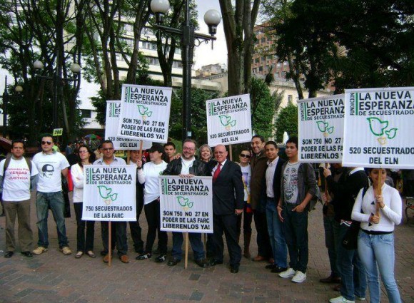 Gustavo Muñoz en manifestaciones con su Fundación Nueva Esperanza, entre los personajes que siempre se han visto acompañándolo se encuentra Ricardo Puentes un uribista acérrimo.