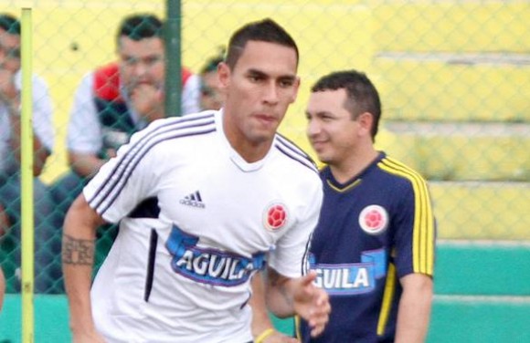 La Selección y el combo de los colaos - -- Las2orillas Gilberto 'Alcatraz' García en uno de los entrenamientos de la Selección. Foto: Futbolred.com