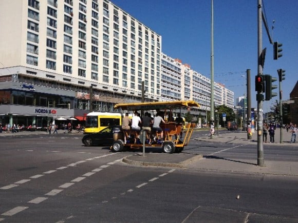 Carro-bar de pedales de bicicleta, en céntrica avenida de Berlín Oriental
