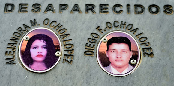 Diego Fernando y Alexandra María Ochoa López son los hijos de Marina López, que esa tarde del 16 de mayo fueron subidos a empujones por los paramilitares a una camioneta para no regresar. 
