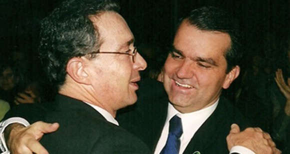 Desde el Congreso y como senador en el 2002 Oscar Iván Zuluaga fue uno de los principales promotores de la reelección del presidente Uribe. Su estirpe caldense se unió al talante paisa de Álvaro Uribe Vélez para hacer la dupla que los mantendría en el poder político.  