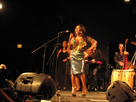 La salsa estuvo presente durante el lanzamiento del libro.