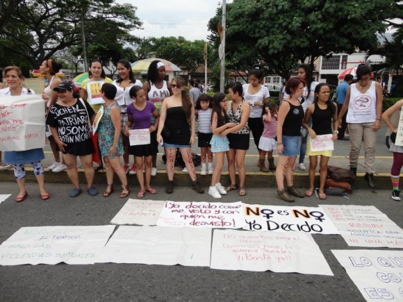 Plantón minifaldas en Cali 2