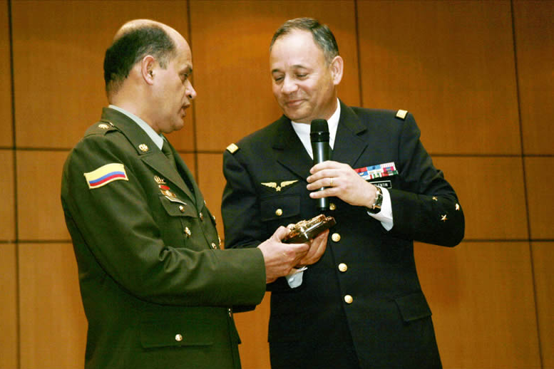Brigadier General Janio León Riaño, jefe de la Oficina de Planeación de la Policía Nacional, recibe condecoración de las Fuerzas Militares de Francia