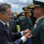 El ex Presidente Álvaro Uribe condecorando a Gr. Mario Montoya Foto: web.presidencia.gov.co