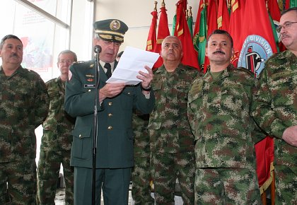 Mario Montoya en su salida del comando del Ejército Foto: semana.com