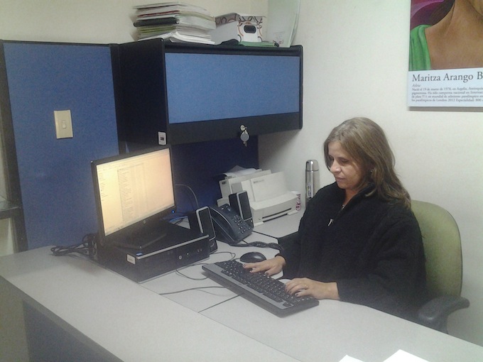 Martha, una mujer con discapacidad visual, utiliza un programa llamado JAWS para invidentes, el cual funciona como un lector de pantalla. | Foto Juan Andrés Amador Saavedra