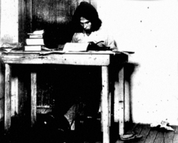 Andrés Caicedo y su máquina de escribir