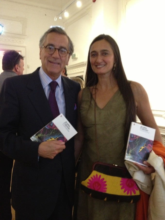 Embajador con el libro de Andrés Caicedo