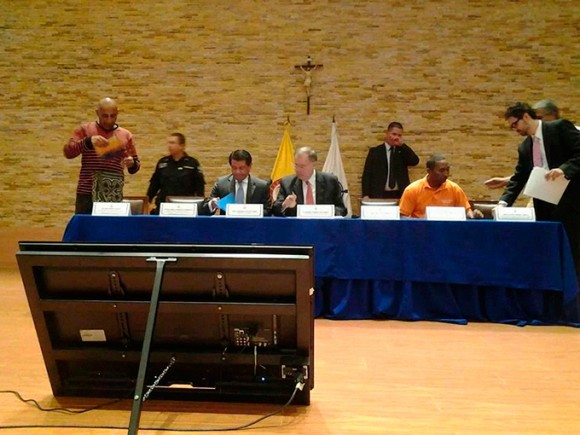 Orlando Burgos en la mesa con el procurador general de la Nación, Alejandro Ordóñez