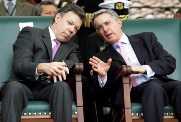 En su escala hacia la Presidencia de la República, Santos fue finalmente ministro de Defensa en la administración de Álvaro Uribe.