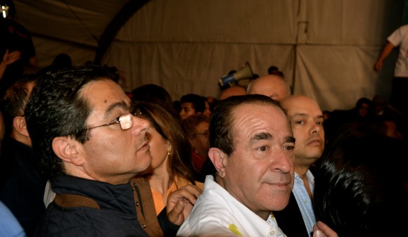 El publicista Cristian Toro entre los dos hermanos Vargas Lleras, Jose Antonio y Enrique