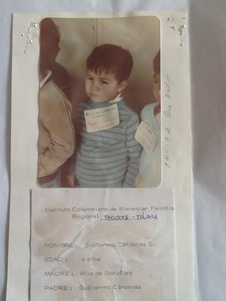 Guillermo Cárdenas fue uno de los niños que posó con los carteles para el registro del Bienestar Familiar. A este niño el ICBF lo etiquetó como nacido en Armero pero resultó ser de Bogotá y fue adoptado por una pareja de holandeses.