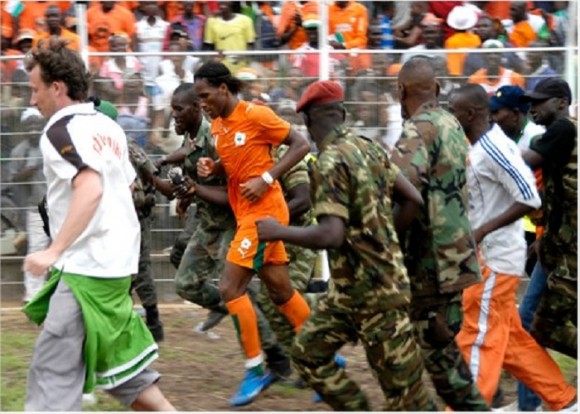 Más tamaños  Didier Drogba Ehrenrunde im Stadion von Bouaké  Flickr ¡Intercambio de fotos! - Google Chrome
