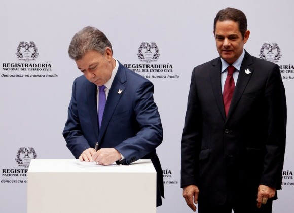  El 3 de marzo, Santos inscribe formalmente su candidatura a la Presidencia junto a Vargas lleras 