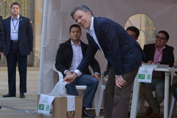 El 25 de mayo, Juan Manuel Santos pasa a la segunda vuelta con el 25 por ciento de los votos. 
