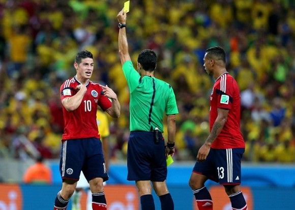 James Rodríguez asombrado de su tarjeta amarilla impartida por el árbitro Carballo / Foto: Mirror.co.uk