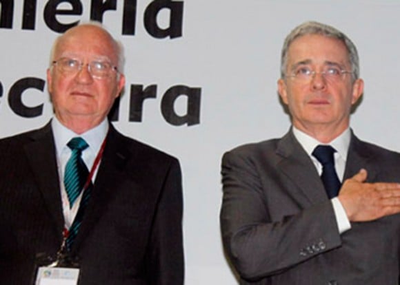 El expresidente Uribe lo condecoró con la Cruz de Boyacá