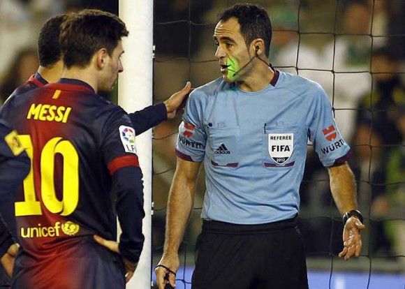 Jugadores como Messi también han protestado la forma como el árbitro dirige los encuentros deportivos. Foto: Marca.com