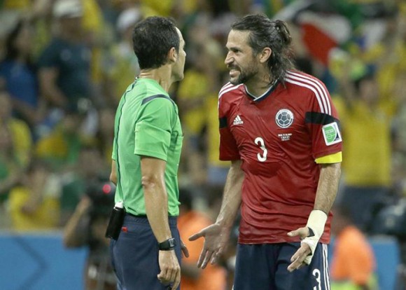 El capitán del equipo Colombiano reclama el equilibrio del partido al árbitro español. Foto: AP/LaPresse