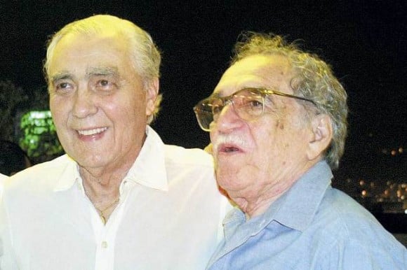 Julio Mario Santodomingo (padre) junto a Gabriel García Márquez