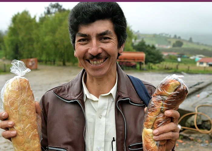 Don Luis fabrica las mochilas en fique y el pan de arracacha a mil pesos en el pueblo Boyacá, Boyacá.