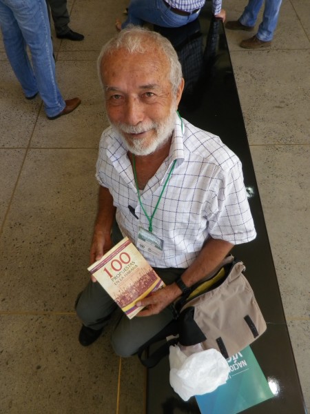 Manuel Bedoya enseña el libro en el que participó, recopilando 100 propuestas, realizadas con 1500 organizaciones, para enviar a La Habana.
