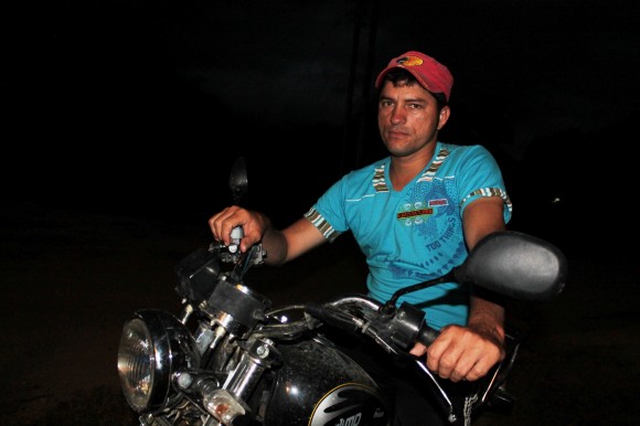 Yonny Abril recorre el Catatumbo en una moto que le permite esquivar las pésimas vías del departamento de Santander del Sur 