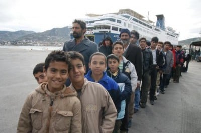 Los migrantes arriesgan sus vidas como polizones para lograr ingresar a Europa.